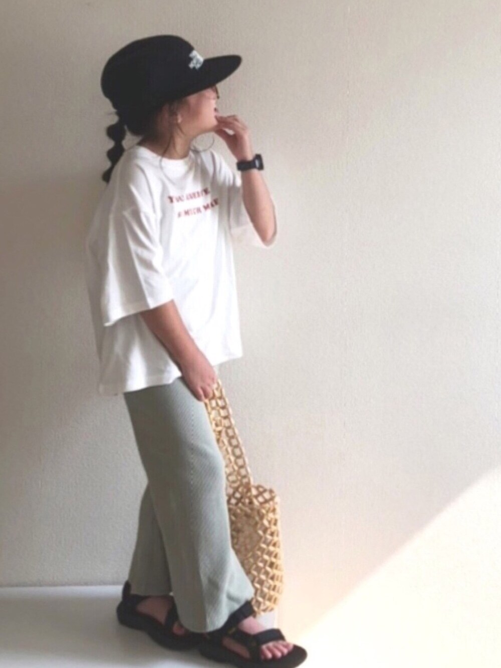 「休日スタイル、Tシャツ、ロゴT、めがね、リブパンツ、ゆるコーデ、サンダル、キャップ、くすみカラー、リラックススタイル」｜「LOWRYS FARMのロゴＴＥＥ　892705（Tシャツ/カットソー、ホワイト系）」を使った、nami *さん（キッズ・110cm）の夏コーディネートの1枚目の写真