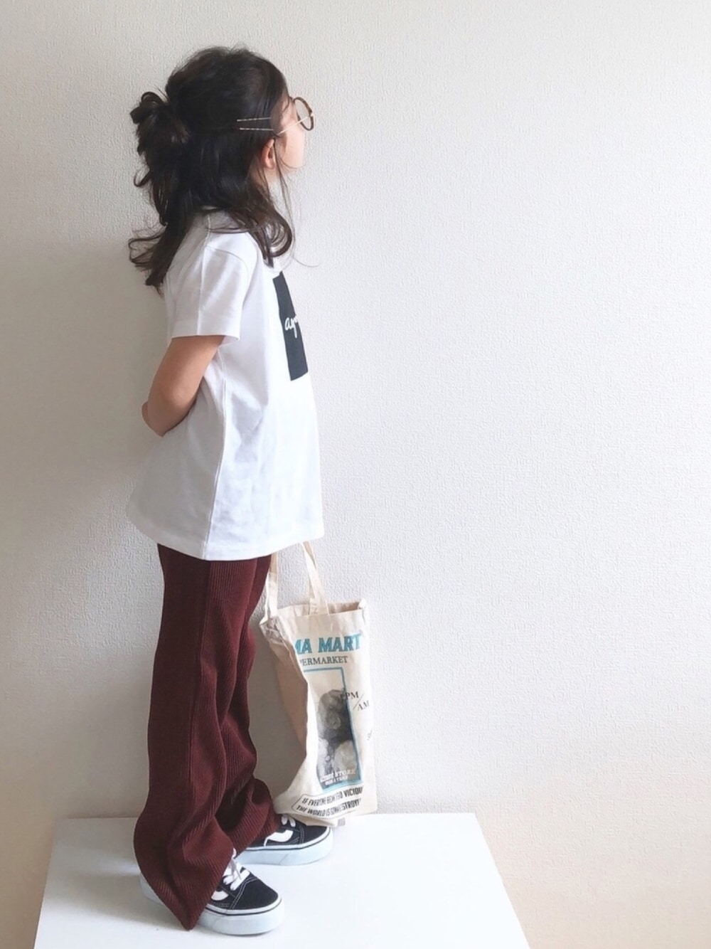 「ロゴT、カジュアルコーデ、シンプルコーデ、リブパンツ、ワインレッド、VANS、オールドスクール、トートバッグ、めがね、リラックススタイル」｜「LOWRYS FARMのｓｅｌｆｃｕｔリブパンツ　891315（その他パンツ、レッド系）」を使った、nami *さん（キッズ・110cm）の夏コーディネートの1枚目の写真