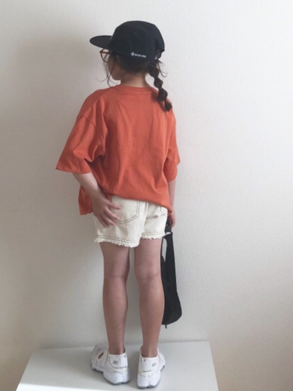 「オレンジ、キャップ、ロゴT、夏コーデ、ショートパンツ、エアリフト、ザノースフェイス、シンプル、カジュアル」｜「LOWRYS FARMのロゴＴＥＥ　892705（Tシャツ/カットソー、オレンジ系）」を使った、nami *さん（キッズ・110cm）の夏コーディネートの1枚目の写真
