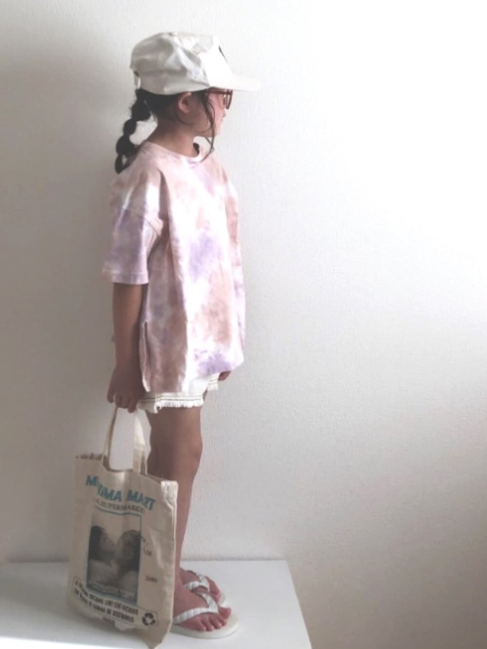 「エコバッグ、ゆるコーデ、キャップ女子、キャップ、ショートパンツ、ホワイト、ホワイトパンツ、トートバッグ、ダイダイ柄、ビーチサンダル」｜「LOWRYS FARMのタイダイＴＥＥ　888242（Tシャツ/カットソー、ピンク系）」を使った、nami *さん（キッズ・110cm）の秋コーディネートの1枚目の写真
