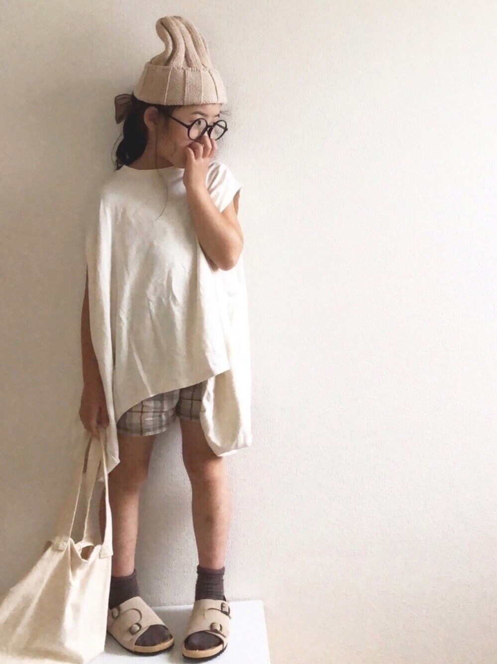 「hokkoriko、ショートパンツ、チェック、ニット帽、オーバーサイズ、サンダル、サンダルに靴下、コンフォートサンダル、めがね、hokkoriko de ほっこり③」｜「antiquaの変形トップス（Tシャツ/カットソー、ホワイト系）」を使った、nami *さん（キッズ・110cm）の秋コーディネートの1枚目の写真
