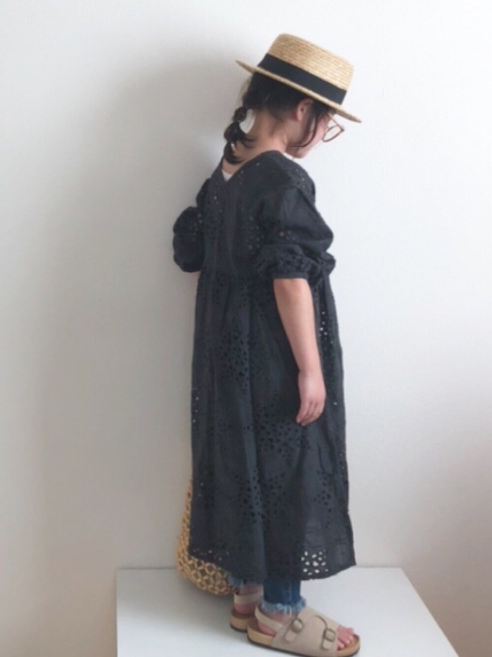 「ロングワンピース、パンチング、カンカン帽、麦わら帽子、デニム、デニムパンツ、ビーズバッグ、サンダル、コンフォートサンダル、レイヤードスタイル」｜「niko and...のオリジナルウッドビーズトート（トートバッグ、ベージュ系）」を使った、nami *さん（キッズ・110cm）の秋コーディネートの1枚目の写真