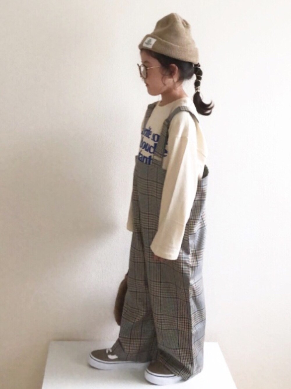 「チェッカーずまつり2020秋後夜祭、ゆるコーデ、チェック、ニット帽、VANS、サロペット、オーバーサイズ、めがね、巾着バッグ、ファー小物」｜「SHIPS anyの【SHIPSany別注】MONMIMI:プリント ロングスリーブTシャツ/ロンT 110-140cm <KIDS>（Tシャツ/カットソー、ベージュ系）」を使った、nami *さん（キッズ・110cm）の秋コーディネートの1枚目の写真