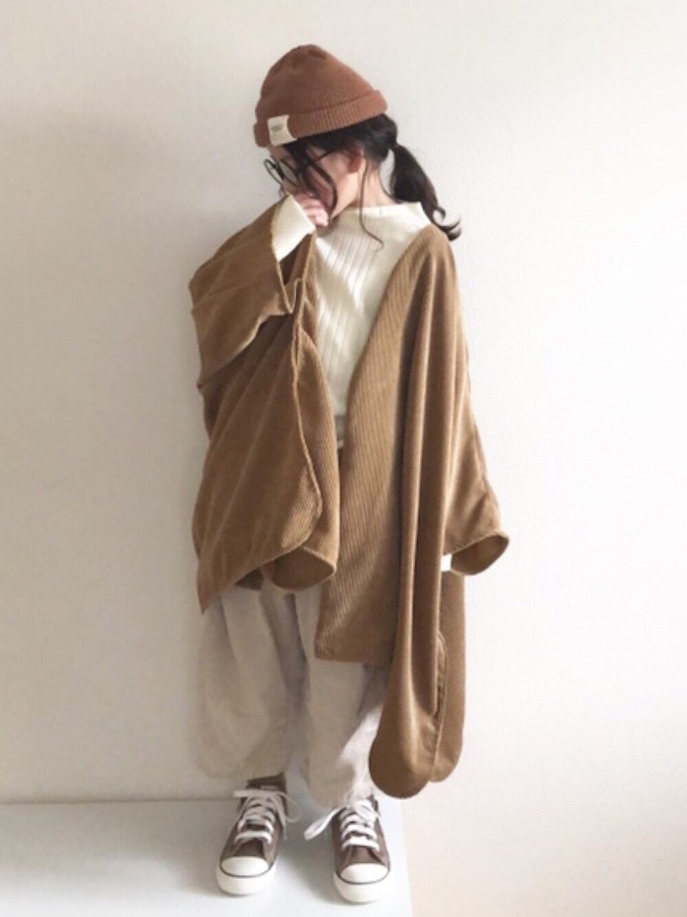 「コーデュロイパンツ、ブラウンコーデ、ニット帽、ポンチョ、ニット、ホワイト、ブラウン、ホワイトコーデ、ワントーンコーデ、コンバース」｜「CIAOPANIC TYPYのOSOROアンチピリングプチハイネックニット（ニット/セーター、ホワイト系）」を使った、nami *さん（キッズ・110cm）の秋コーディネートの1枚目の写真