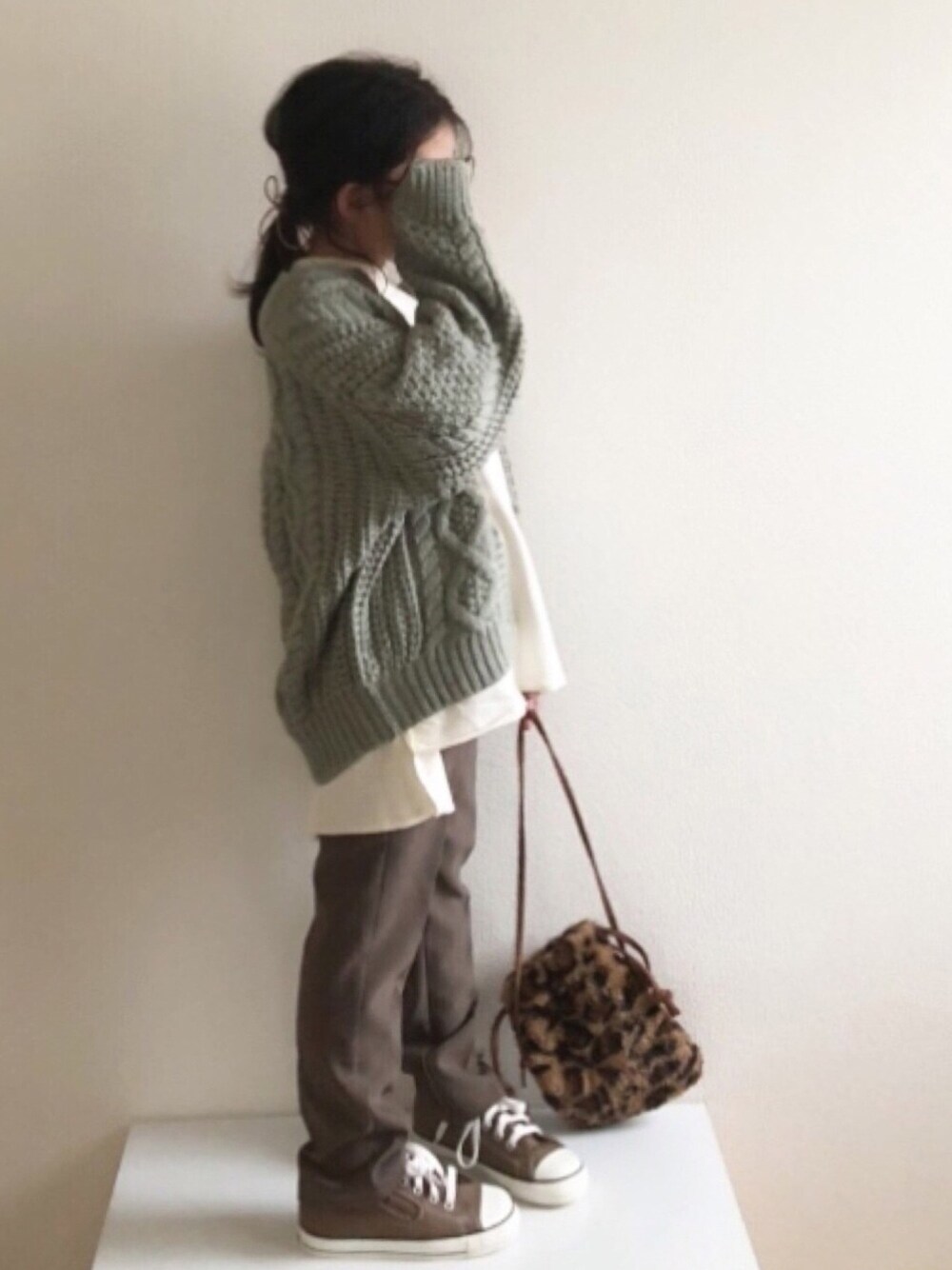 「ショルダーバッグ、韓国子供服、レイヤードスタイル、レオパード、ファー小物、グリーン、カーディガン、コンバース、ファーバッグ」｜「apres les coursのアランニットカーディガン（カーディガン/ボレロ、グリーン系）」を使った、nami *さん（キッズ・110cm）の秋コーディネートの1枚目の写真