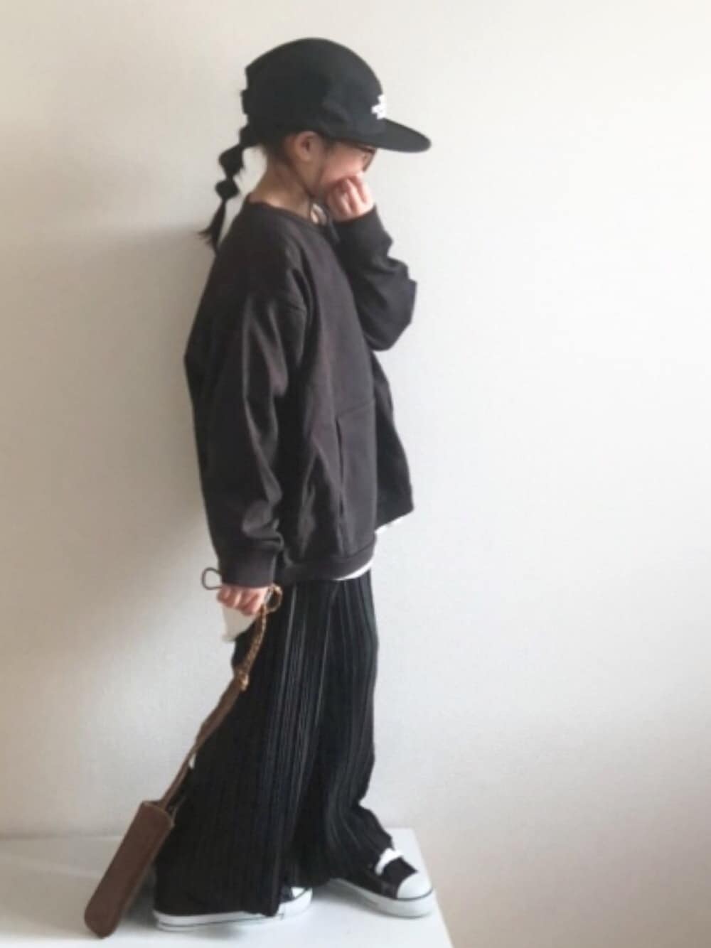 「ゆるコーデ、モノトーン、プリーツパンツ、ブラックコーデ、レイヤードスタイル、キャップ、コンバース、オーバーサイズ、ショルダーバッグ、オールブラック」｜「LOWRYS FARMのＵＳＡポケットプルオーバーＬＳ　894667（Tシャツ/カットソー、グレー系）」を使った、nami *さん（キッズ・110cm）の秋コーディネートの1枚目の写真