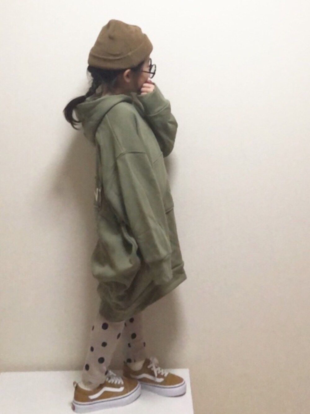 「ドット、レギンス、VANS、オールドスクール、パーカー、スウェット、バックプリント、ニット帽、グリーン」｜「LOWRYS FARMのドットレギンス　895418（レギンス/スパッツ、ベージュ系）」を使った、nami *さん（キッズ・110cm）の冬コーディネートの1枚目の写真