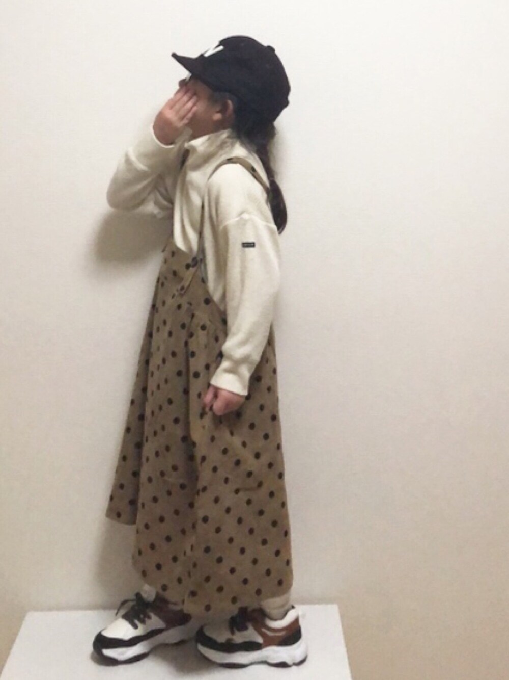 「ワンピース、ドット、ダッドスニーカー、キャップ、イニシャルキャップ、タートルネック、ロングワンピース、ロングスカート」｜「green label relaxingのGLR アルファベット CAP（キャップ、レッド系）」を使った、nami *さん（キッズ・110cm）の冬コーディネートの1枚目の写真