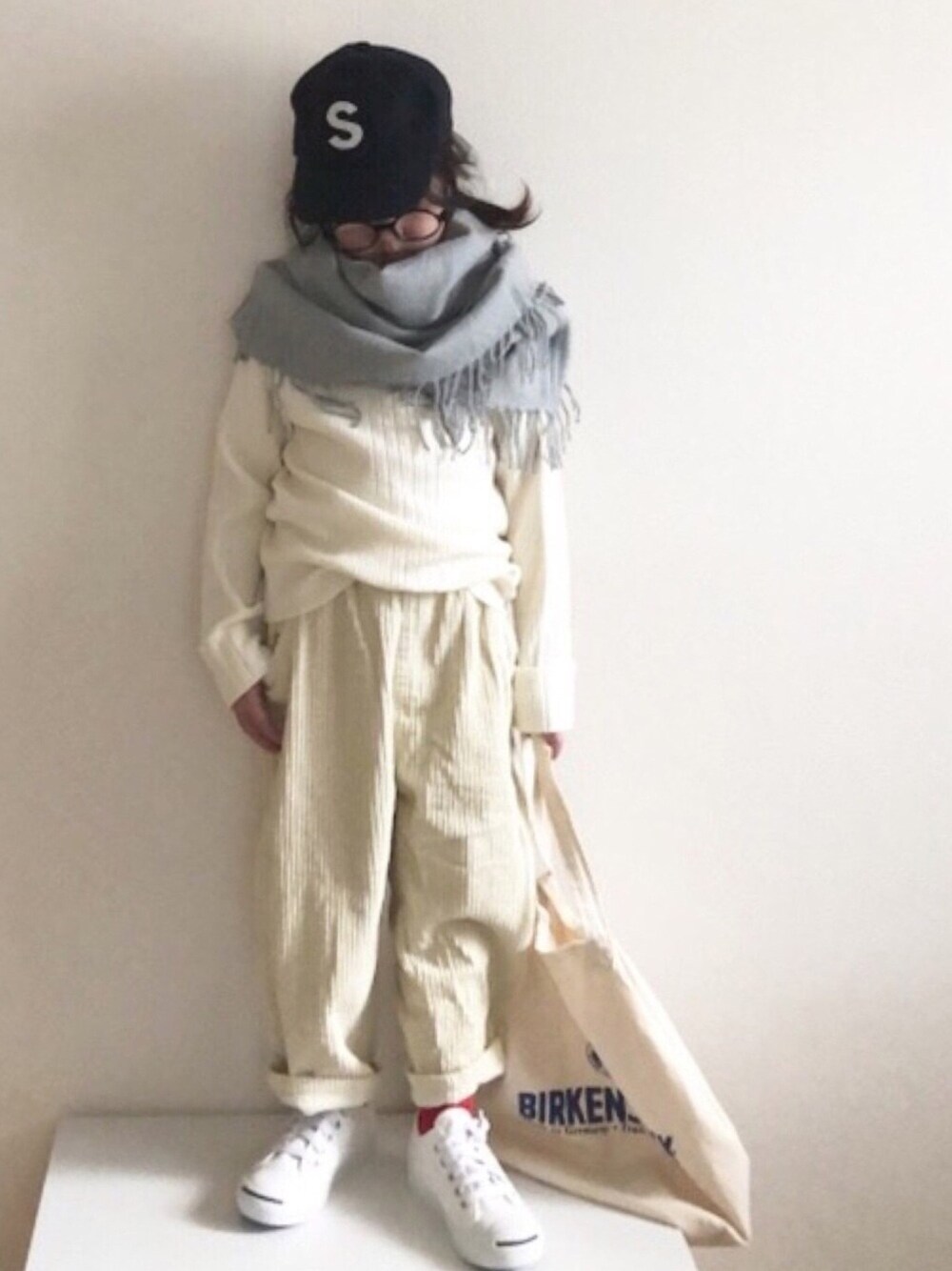 「ホワイトコーデ、コーデュロイ、ホワイトパンツ、コーデュロイパンツ、ワントーンコーデ、ニット、キャップ、コンバース、マフラー、白ニット」｜「CIAOPANIC TYPYのOSOROアンチピリングプチハイネックニット（ニット/セーター、ホワイト系）」を使った、nami *さん（キッズ・110cm）の秋コーディネートの1枚目の写真