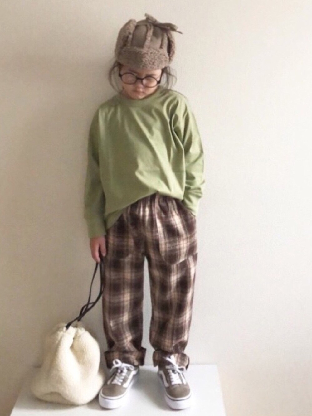 「年末WEAR感謝祭、チェック、グリーン、パイロットキャップ、ボア、巾着バッグ、チェックパンツ、VANS、ゆるコーデ、プチプラ」｜「coca（coca）のボア巾着バッグ（ショルダーバッグ、ホワイト系）」を使った、nami *さん（キッズ・110cm）の冬コーディネートの1枚目の写真