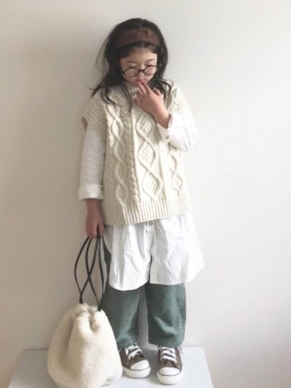 「カラーパンツ、ベスト、ケーブルニット、ヘアバンド、めがね、レイヤードスタイル、シンプルコーデ、シャツスタイル、巾着バッグ、コーデュロイパンツ」｜「CIAOPANIC TYPYの手編みライクベスト（ニット/セーター、ホワイト系）」を使った、nami *さん（キッズ・110cm）の冬コーディネートの1枚目の写真