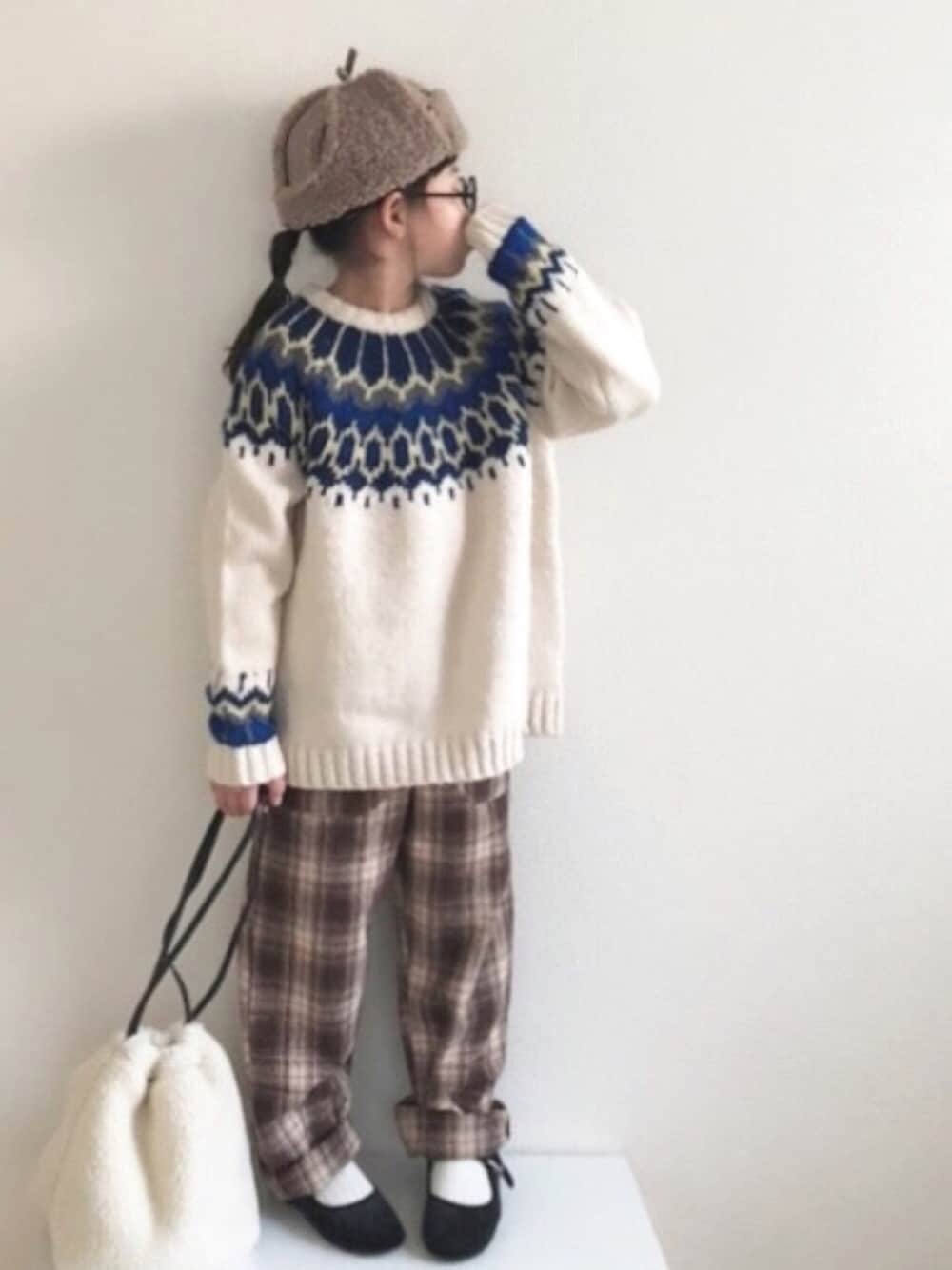 「ノルディック柄、冬コーデ、フライトキャップ、チェックパンツ、バレエシューズ、カンフーシューズ、巾着バッグ、ニット」｜「A BONDの【おうちで洗えるニット】ノルディックセーター（80～140cm）（ニット/セーター、ホワイト系）」を使った、nami *さん（キッズ・110cm）の冬コーディネートの1枚目の写真