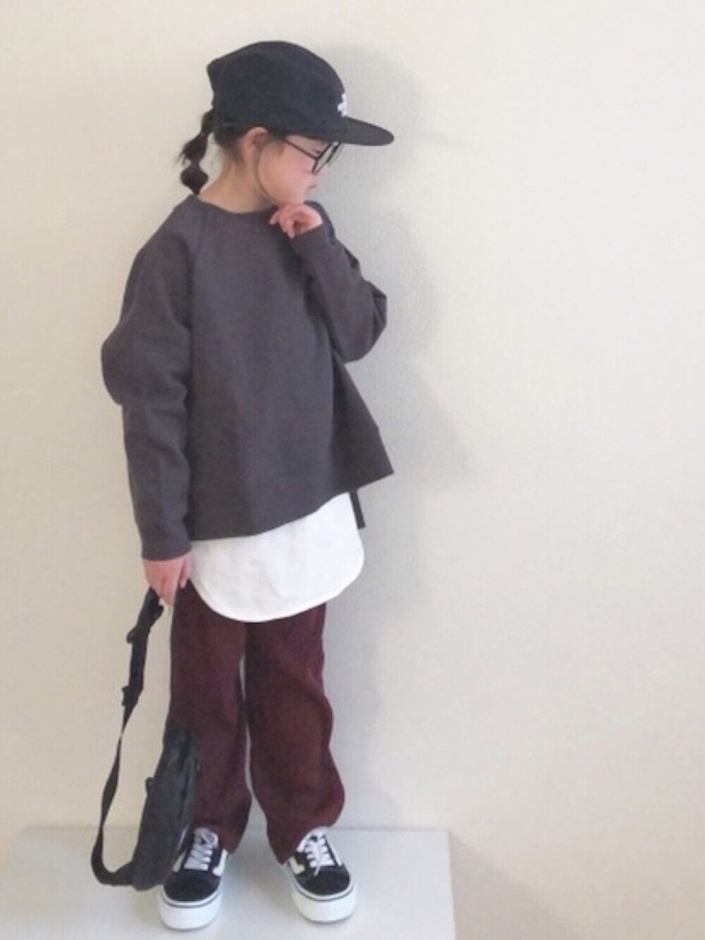 「スウェット、カジュアル、スニーカー、VANS、キャップ、リブパンツ、ロゴスウェット、オールドスクール、レイヤードスタイル」｜「LOWRYS FARMのｓｅｌｆｃｕｔリブパンツ　891315（その他パンツ、レッド系）」を使った、nami *さん（キッズ・110cm）の冬コーディネートの1枚目の写真