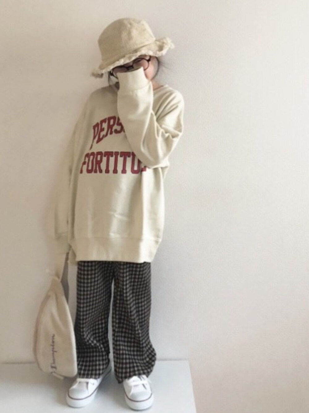 「私の推しブランド、バケットハット、チェックパンツ、コンバース、チャンピオン、ロゴスウェット、スウェット、ゆるコーデ」｜「BIG FIELDのカレッジスウェット（80～150cm）（スウェット、ホワイト系）」を使った、nami *さん（キッズ・110cm）の冬コーディネートの1枚目の写真