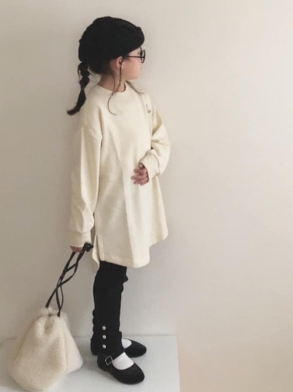 「カンフーシューズ、モノトーン、スウェット、ロゴスウェット、パイロットキャップ、レギンス、巾着バッグ」｜「CIAOPANIC TYPYのあったかレギンス（レギンス/スパッツ、ブラック系）」を使った、nami *さん（キッズ・110cm）の冬コーディネートの1枚目の写真