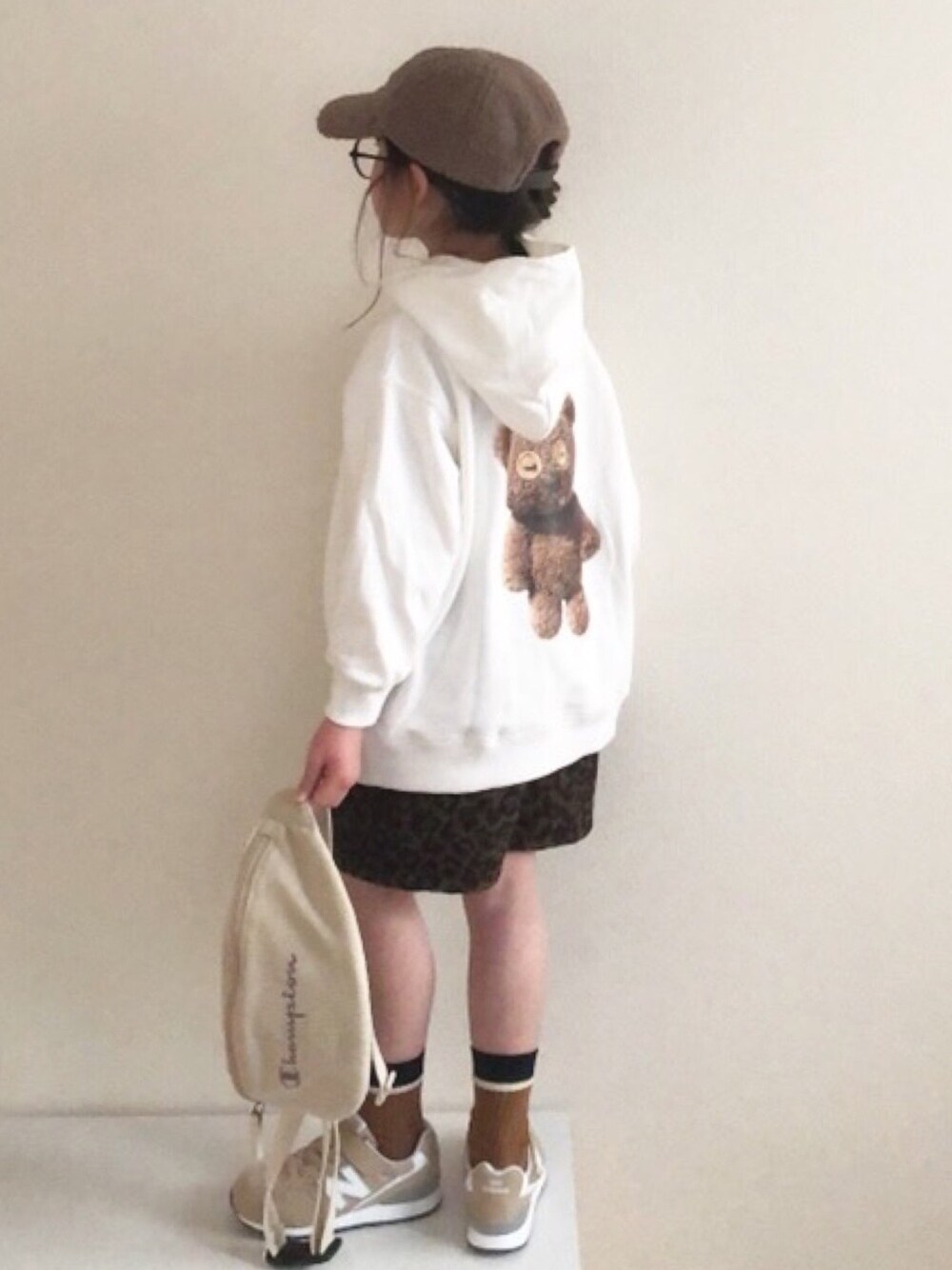 「チョコ色に染まれ、ショルダーバッグ、スウェット、パーカー、レオパード、ショートパンツ、ニューバランス、キャップ、ボア、通学コーデ」｜「LOWRYS FARMのアニマルジャガードショートパンツ　917489（その他パンツ、ブラウン系）」を使った、nami *さん（キッズ・110cm）の冬コーディネートの1枚目の写真