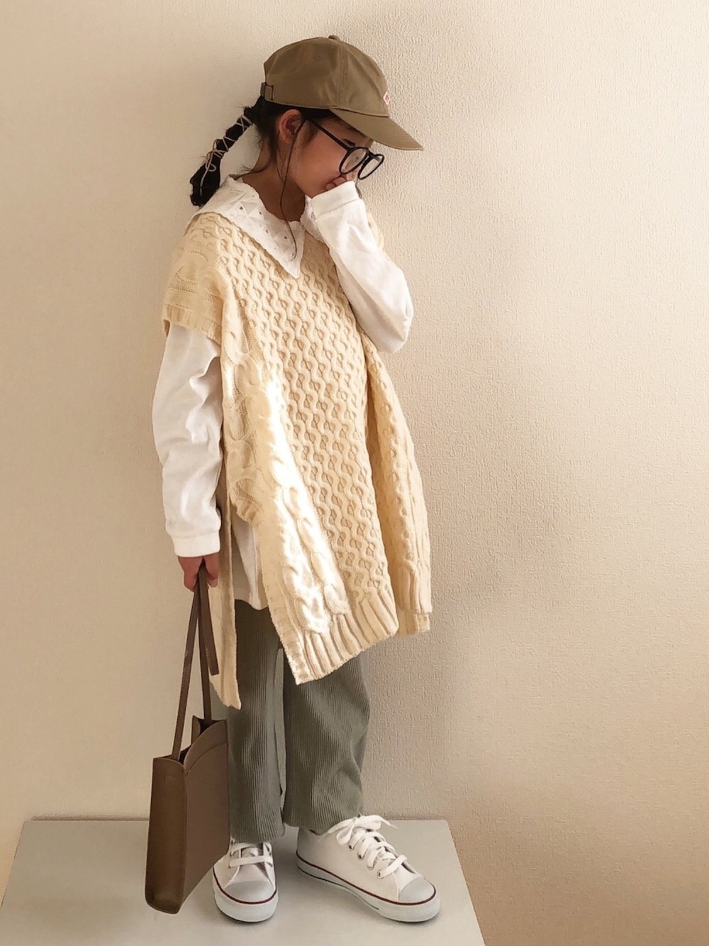 「ロンT、リブパンツ、グリーン、コンバース、キャップ、ゆるコーデ、ベスト、付け襟、ショルダーバッグ、ロゴT」｜「Auntie Rosa Holidayの【Holiday】KIDS　リブカットパンツ（その他パンツ、グリーン系）」を使った、nami *さん（キッズ・110cm）の冬コーディネートの1枚目の写真