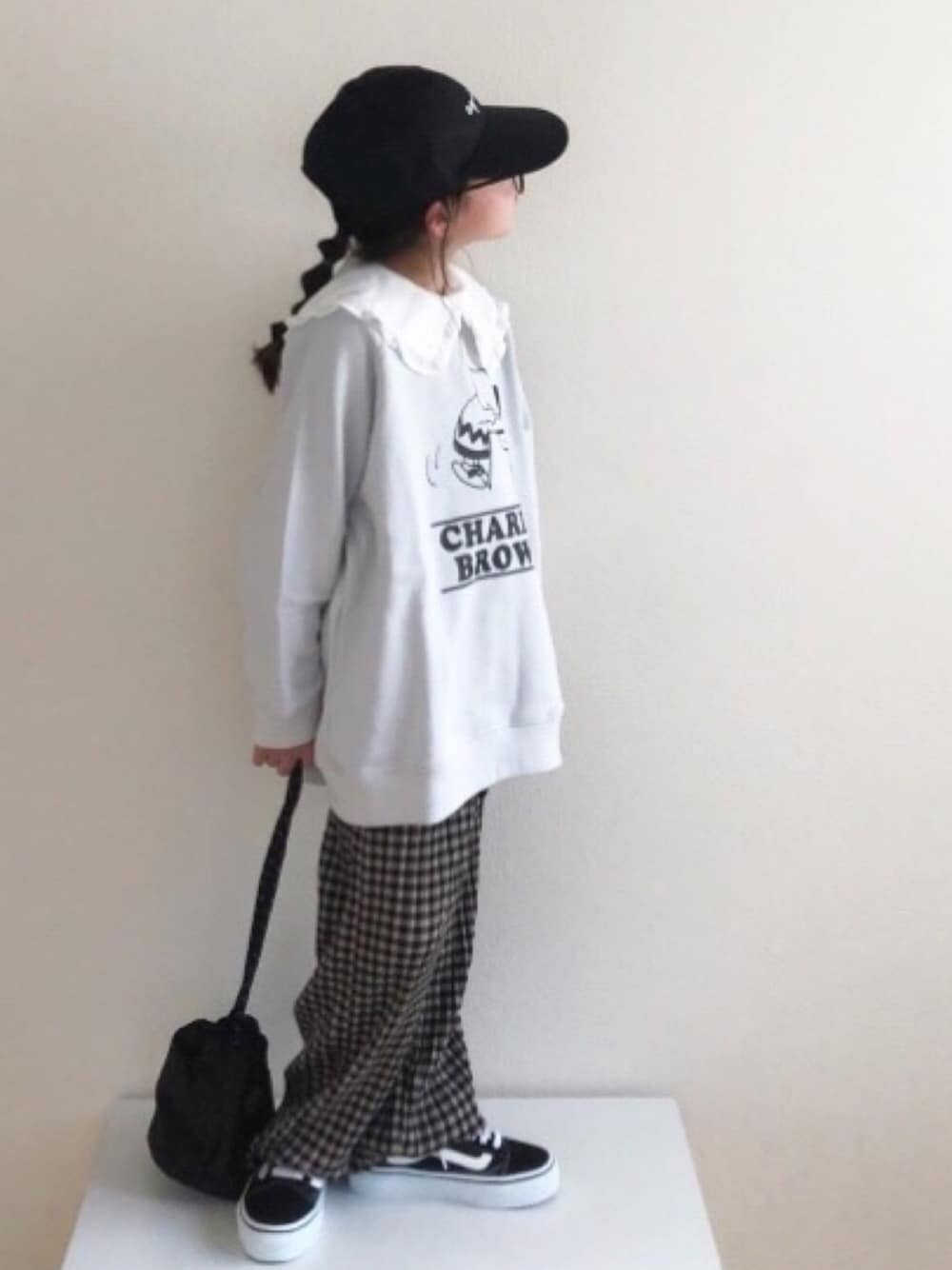 「オーバーサイズ、lowrysfarmkids、キャップ、プリーツパンツ、チェックパンツ、VANS、スウェット、ゆるコーデ、巾着バッグ、ビッグカラー」｜「LOWRYS FARMのＰＥＡＮＵＴＳプリントプルオーバー　932867（スウェット、グレー系）」を使った、nami *さん（キッズ・110cm）の冬コーディネートの1枚目の写真