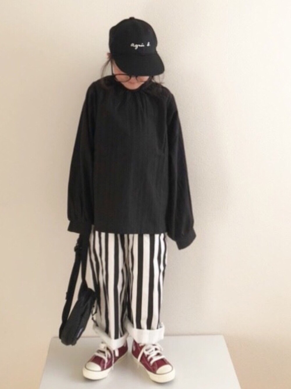 「フリルカラーブラウス、ブラウス、ブラックコーデ、ブラック、キャップ、シェフパンツ、ストライプ、コンバース、ハイカットスニーカー、ボリューム袖」｜「LOWRYS FARMのシェフパンツ　932478（その他パンツ、ブラック系）」を使った、nami *さん（キッズ・110cm）の春コーディネートの1枚目の写真