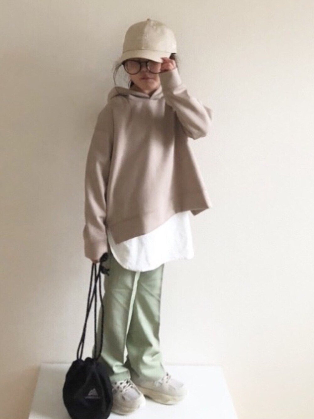 「カラーパンツ、グリーン、フーディー、パーカー、レイヤードスタイル、キャップ、ニューエラ、巾着バッグ、ダッドスニーカー、淡色コーデ」｜「NEW ERAの12654244/YTH920 AI TAKAHASHI BGE SWHI（キャップ、ベージュ系）」を使った、nami *さん（キッズ・110cm）の春コーディネートの1枚目の写真