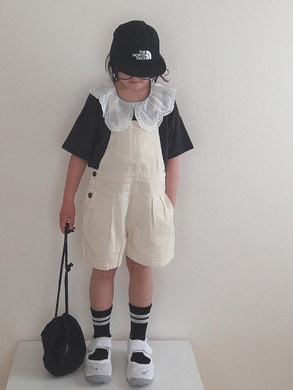 「プチプラ、サロペット、ショートパンツ、キャップ、エアリフト、ラインソックス、巾着バッグ、ビッグカラー、ビックカラー」｜「GLOBAL WORKの【キッズ】BIGカラーフリルT5分袖/942200（Tシャツ/カットソー、グレー系）」を使った、nami *さん（キッズ・110cm）の春コーディネートの1枚目の写真