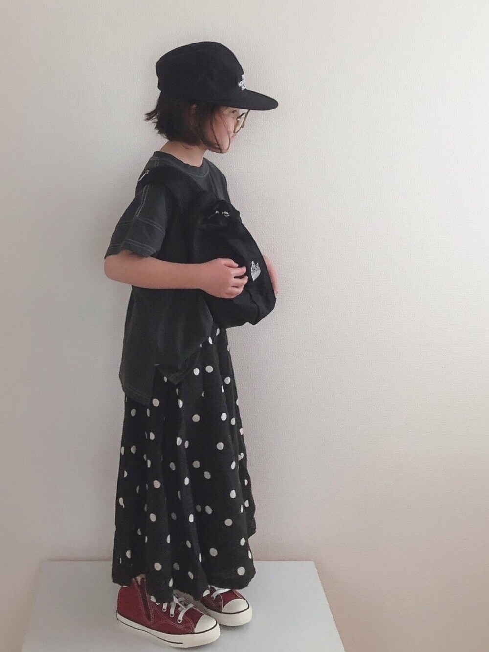 「これが私をアゲる服、ドット、カジュアル、ワントーンコーデ、キャップ、バックプリント、ロングスカート、コンバース、フルーツオブザルーム、ハイカットスニーカー」｜「CONVERSEのCONVERSE　CHILD ALL STAR N 70 Z HI(KIDS)（スニーカー、レッド系）」を使った、nami *さん（キッズ・110cm）の春コーディネートの1枚目の写真