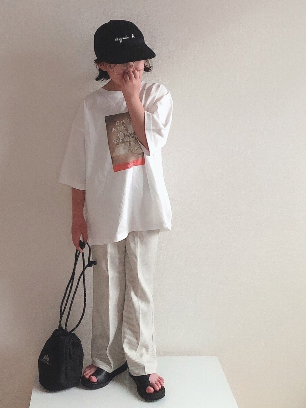 「これが私をアゲる服、センタープレスパンツ、ギンガムチェック、オーバーサイズ、フォトT、キャップ、サンダル、巾着バッグ」｜「GLOBAL WORKの【キッズ】トングサンダル/933497（サンダル、ブラック系）」を使った、nami *さん（キッズ・110cm）の春コーディネートの1枚目の写真