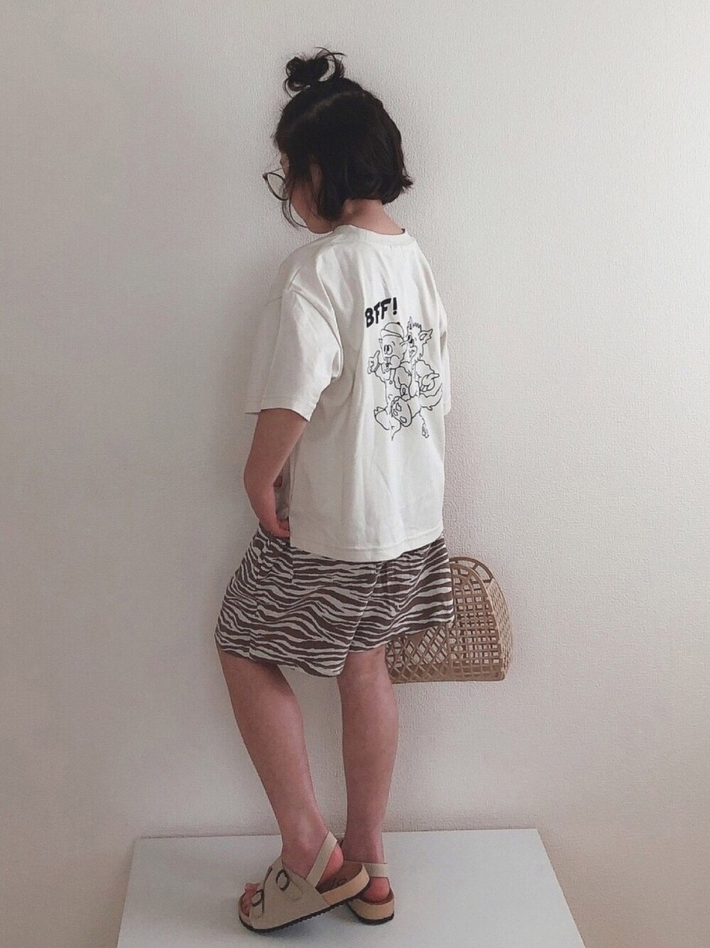 ベージュ系のその他パンツ、ホワイト系のTシャツ/カットソー、ブラウン系のトートバッグを着用したキッズの夏コーディネートの1枚目の写真