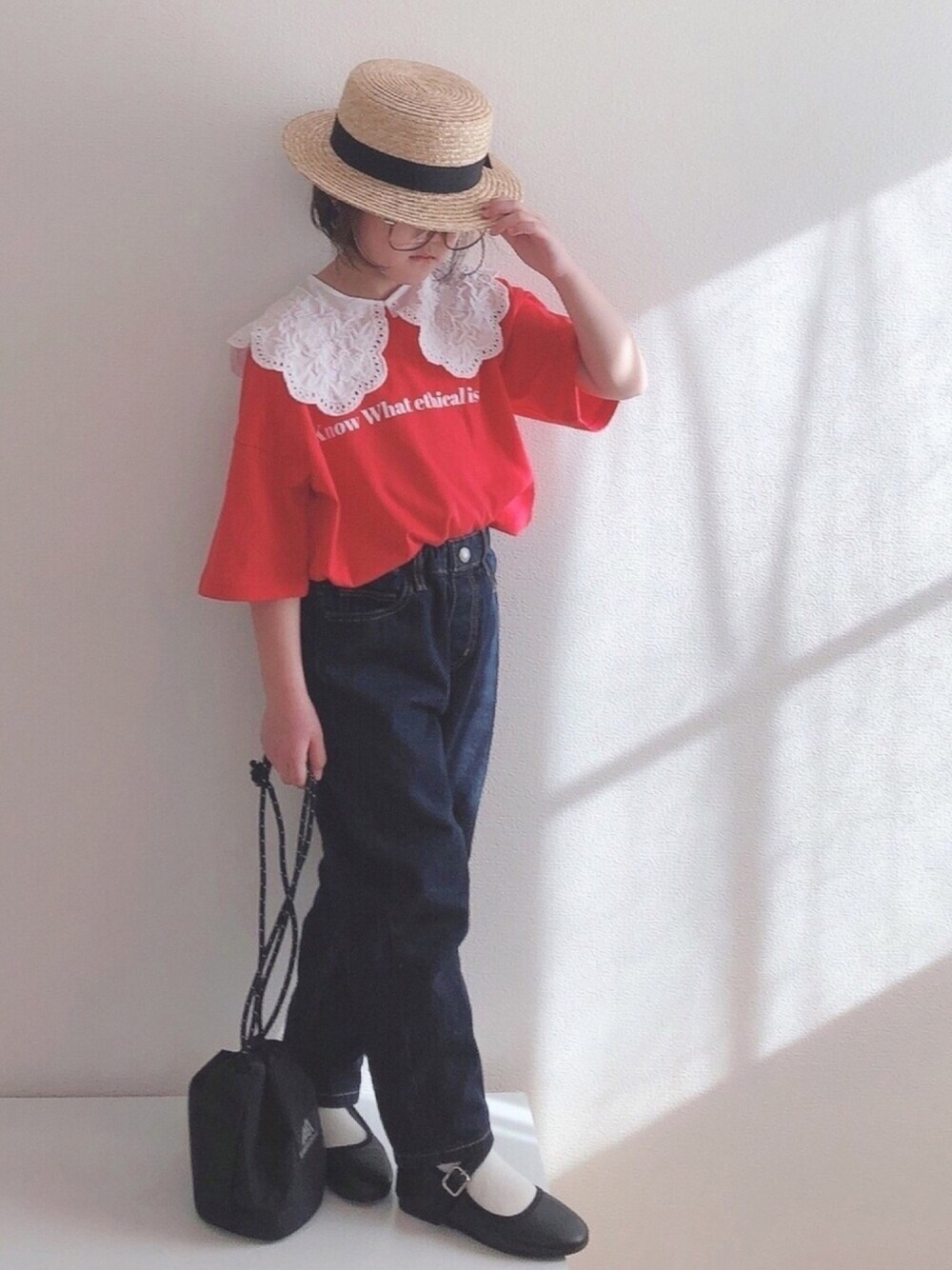 「これが私をアゲる服、バレエシューズ、カンフーシューズ、巾着バッグ、カンカン帽、赤、ロゴT、つけ襟、デニム、ビッグカラー」｜「LOWRYS FARMのｍｏｎｍｉｍｉコラボＴシャツ　934531（Tシャツ/カットソー、レッド系）」を使った、nami *さん（キッズ・110cm）の春コーディネートの1枚目の写真