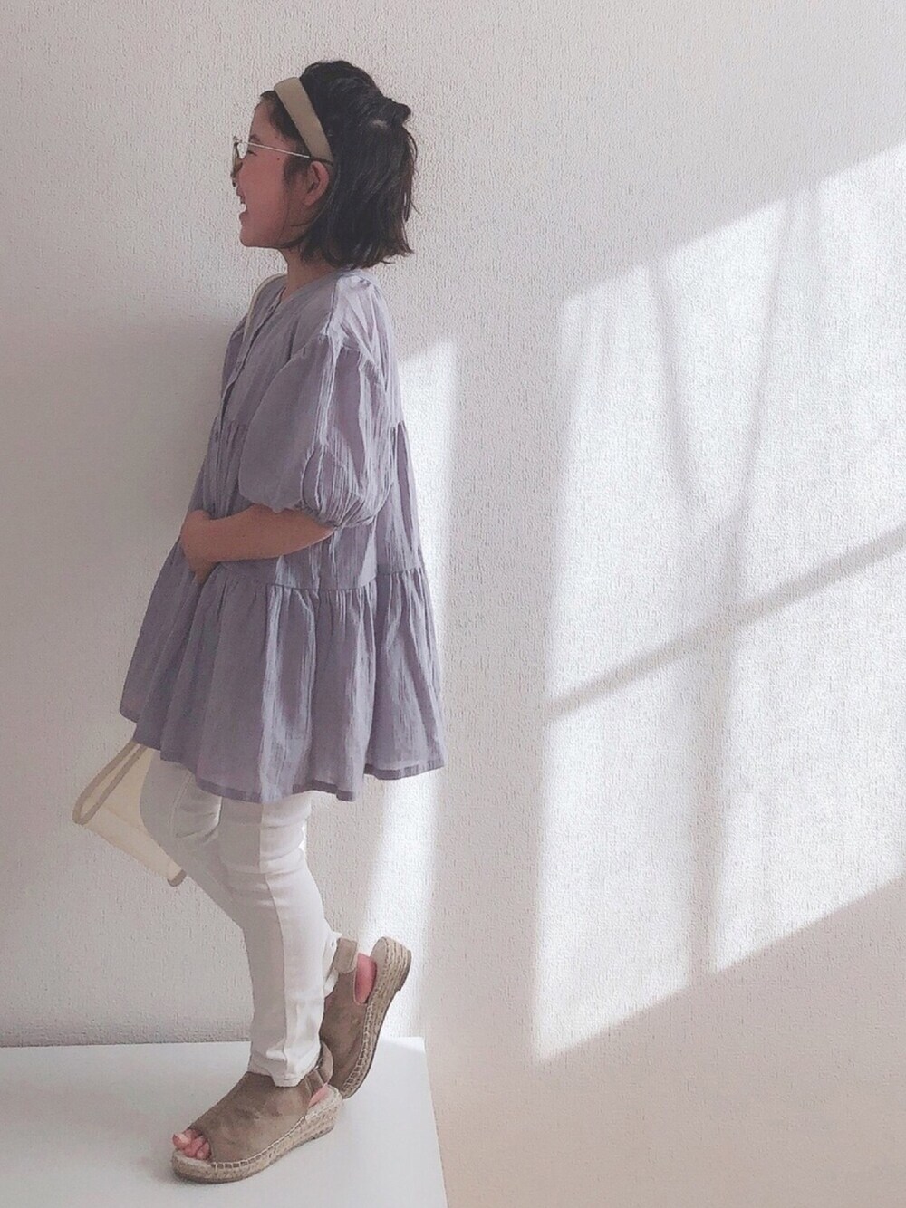 「これが私をアゲる服、ショルダーバッグ、スキニー、白パンツ、サンダル、カチューシャ、ティアード、くすみブルー、パステルカラー」｜「GLOBAL WORKの【キッズ】2way楊柳ブラウス/939865（シャツ/ブラウス、ブルー系）」を使った、nami *さん（キッズ・110cm）の春コーディネートの1枚目の写真