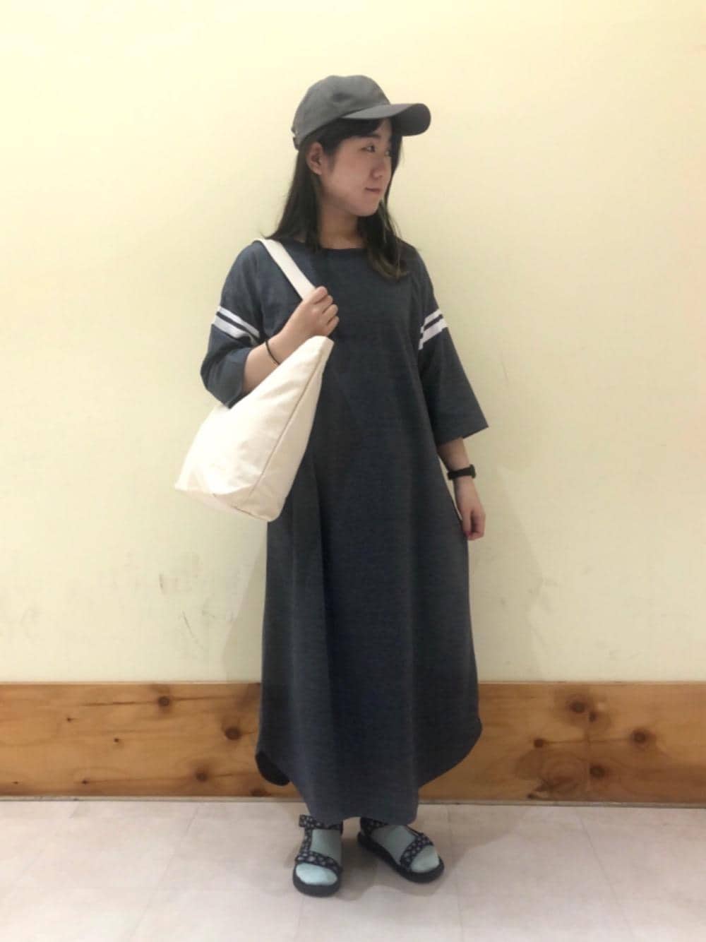 グレー系のサンダル、グレー系のワンピース、ホワイト系のトートバッグを着用したレディースの夏コーディネートの1枚目の写真