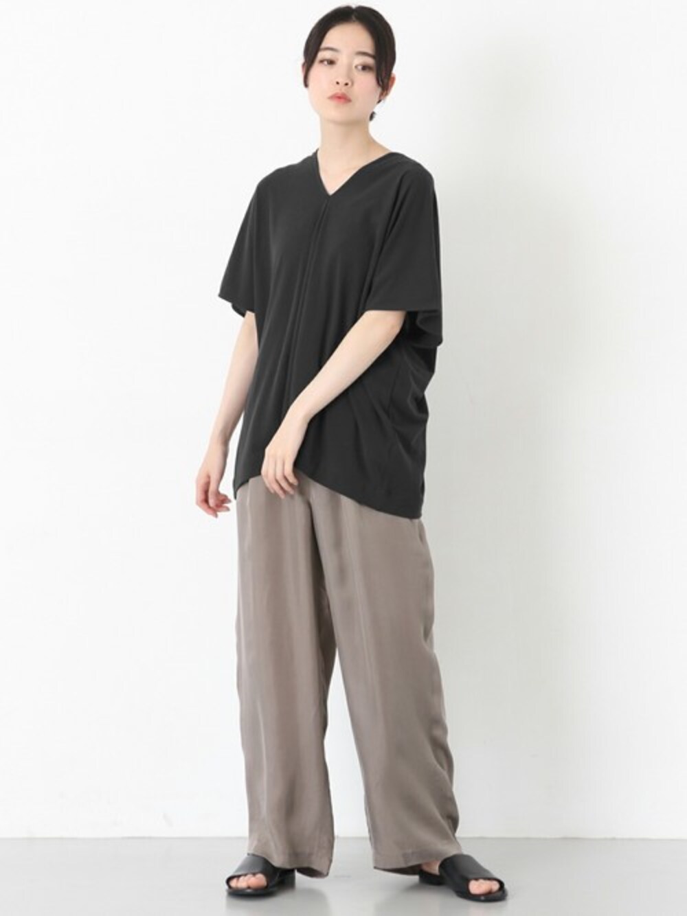 「ワイドパンツ、ラフ、イージーパンツ、リラックススタイル、URBAN RESEARCH、ママコーデ、キュプラ、オトナカジュアル、かぐれ、キュプラパンツ」｜「かぐれのキュプラワイドイージーパンツ（その他パンツ、グレー系）」を使った、rikoさん（レディース・163cm）の夏コーディネートの1枚目の写真