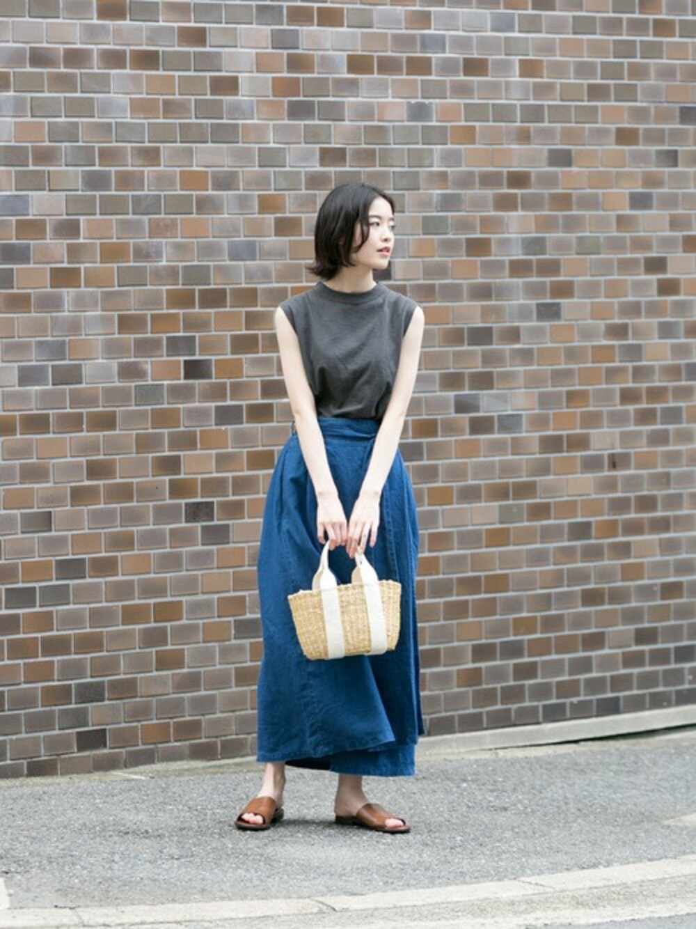 「巻きスカート、デニムスカート、ロングスカート、タンクトップ、インディゴデニム、カゴバック、URBAN RESEARCH、ママコーデ、かぐれ、muun」｜「かぐれのオーガニックコットンタンクトップ（Tシャツ/カットソー、グレー系）」を使った、rikoさん（レディース・163cm）の夏コーディネートの1枚目の写真