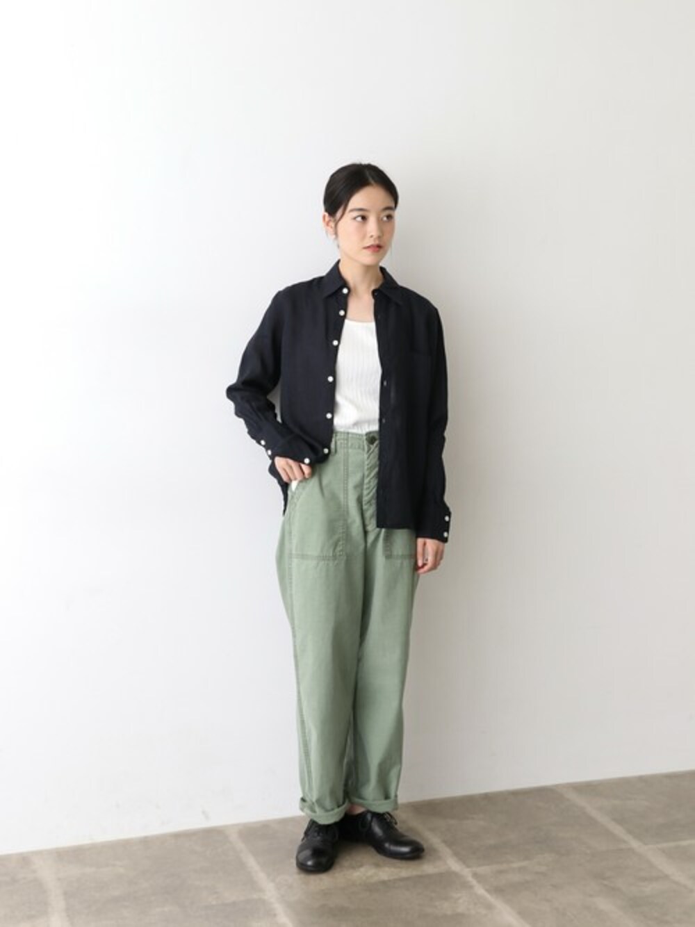 「カジュアル、大人カジュアル、メンズライク、ベイカーパンツ、URBAN RESEARCH、ママコーデ、DAILY wardrobe Industry、Vlas Blomme、オトナカジュアル、かぐれ」｜「Vlas BlommeのVlas Blomme　スタンダードシャツ（シャツ/ブラウス、ブルー系）」を使った、rikoさん（レディース・163cm）の秋コーディネートの1枚目の写真