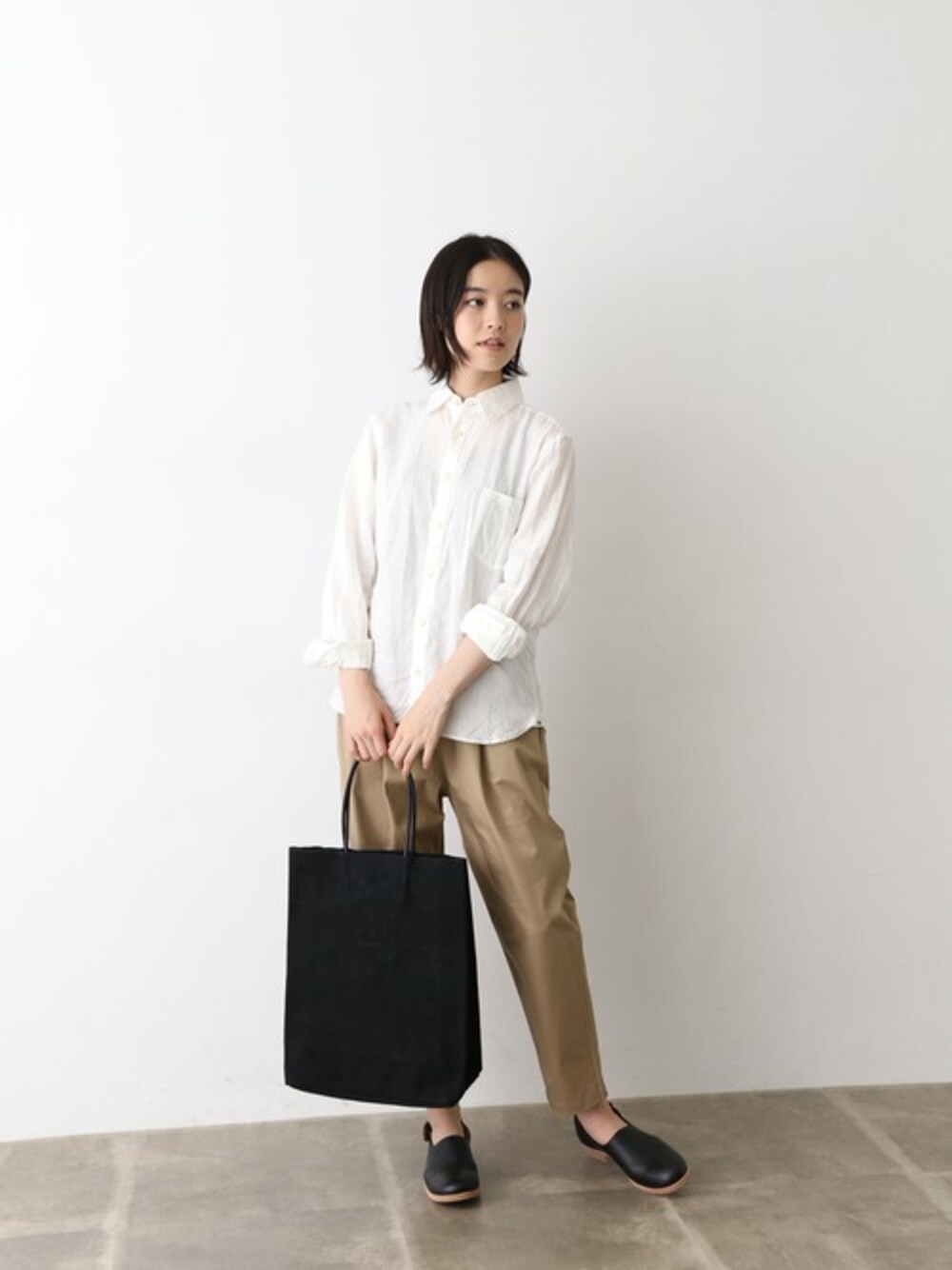 「トートバッグ、シャツ、大人カジュアル、リネン、シャツスタイル、URBAN RESEARCH、ママコーデ、Vlas Blomme、かぐれ、コルトレイクリネン」｜「Vlas BlommeのVlas Blomme　スタンダードシャツ（シャツ/ブラウス、ホワイト系）」を使った、rikoさん（レディース・163cm）の夏コーディネートの1枚目の写真