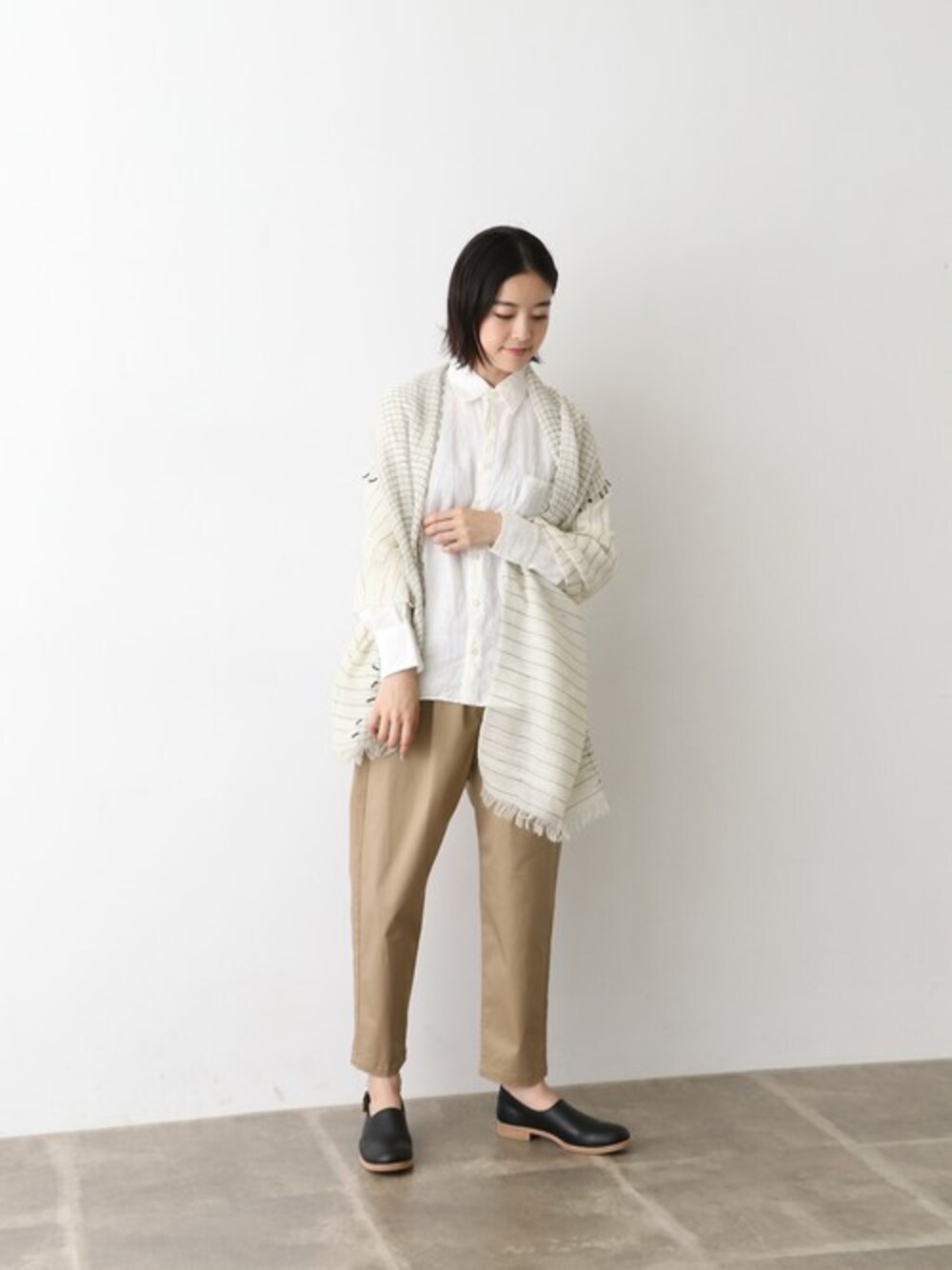 「テーパードパンツ、ストール、テーパード、URBAN RESEARCH、ママコーデ、オトナカジュアル、かぐれ、フェアトレード、people tree、ママファッション」｜「Vlas BlommeのVlas Blomme　スタンダードシャツ（シャツ/ブラウス、ホワイト系）」を使った、rikoさん（レディース・163cm）の秋コーディネートの1枚目の写真