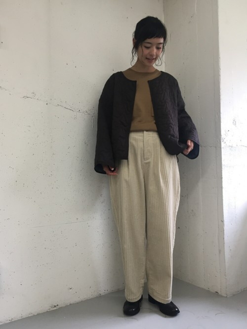 「コーデュロイ、コーデュロイパンツ、ざっくり、URBAN RESEARCH、ママコーデ、tumugu、はおり、オトナカジュアル、かぐれ、オトナ女子」｜「MASTER&CoのMASTER&Co.　washable knit（ニット/セーター、ベージュ系）」を使った、rikoさん（レディース・163cm）の秋コーディネートの1枚目の写真