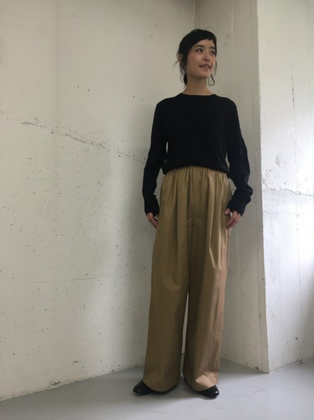 「ワイドパンツ、ラフ、イージーパンツ、リラックススタイル、URBAN RESEARCH、ママコーデ、オトナカジュアル、かぐれ、ギャザーパンツ、オトナ女子」｜「MASTER&CoのMASTER&Co.　washable knit（ニット/セーター、ブラック系）」を使った、rikoさん（レディース・163cm）の秋コーディネートの1枚目の写真