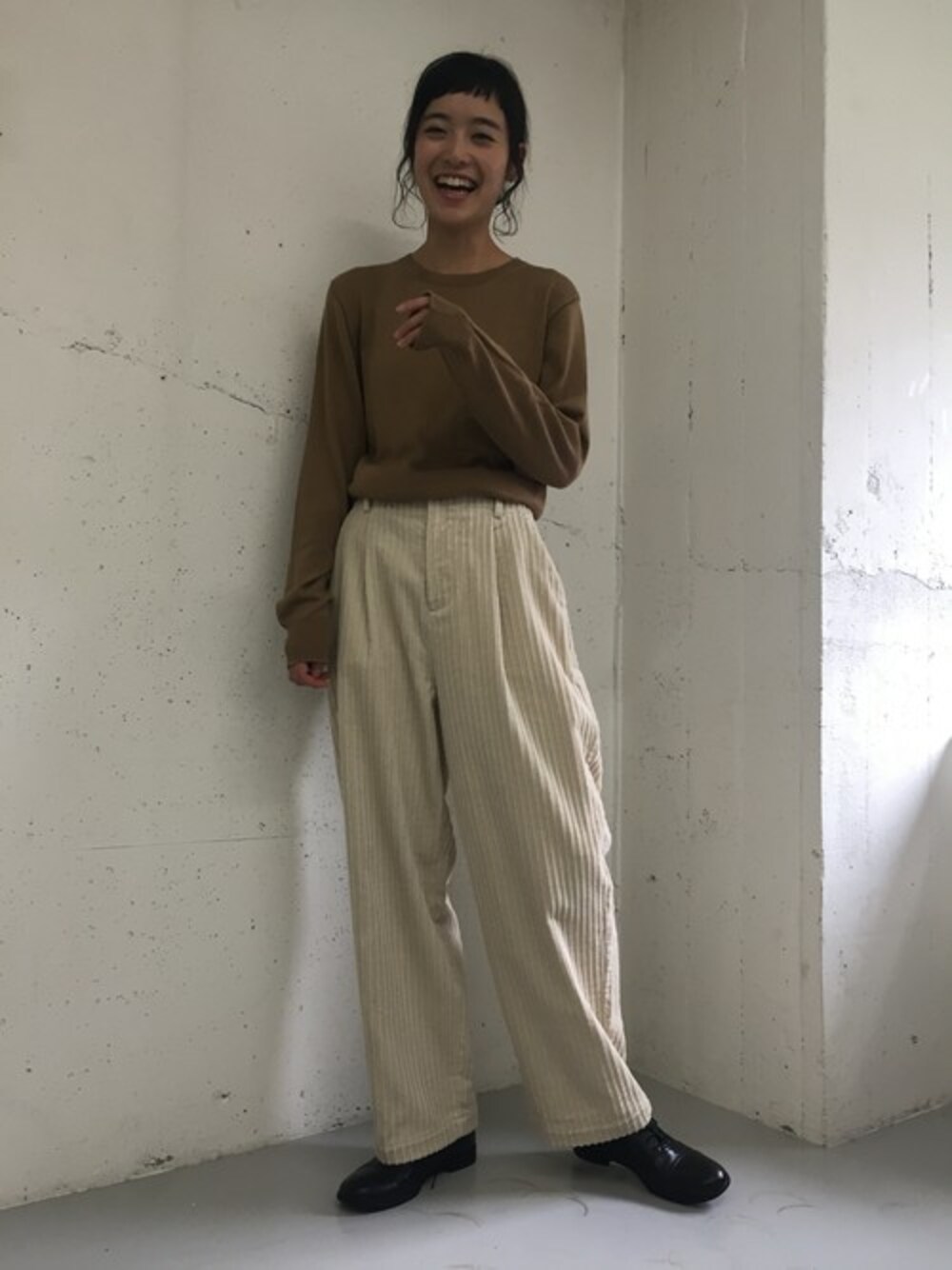 「コーデュロイ、コーデュロイパンツ、リラックススタイル、URBAN RESEARCH、ママコーデ、オトナカジュアル、master&co、かぐれ、マスターアンドコー、ママファッション」｜「MASTER&CoのMASTER&Co.　washable knit（ニット/セーター、ベージュ系）」を使った、rikoさん（レディース・163cm）の秋コーディネートの1枚目の写真