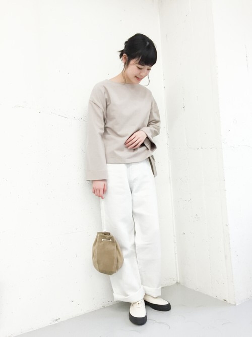 「大人カジュアル、Hender Scheme、巾着バッグ、春コーデ、ランチコーデ、URBAN RESEARCH、ママコーデ、エンダースキーマ、かぐれ、オトナ女子」｜「かぐれのコットンスリットプルオーバー（Tシャツ/カットソー、グレー系）」を使った、rikoさん（レディース・163cm）の冬コーディネートの1枚目の写真
