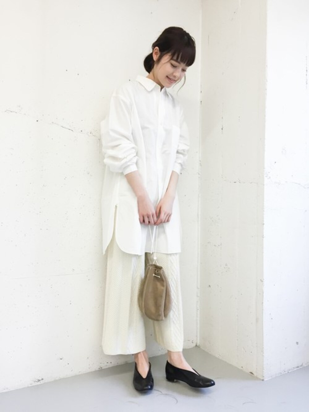 「Hender Scheme、巾着バッグ、ランチコーデ、URBAN RESEARCH、ママコーデ、エンダースキーマ、オトナカジュアル、master&co、かぐれ、オトナ女子」｜「MASTER&CoのMASTER&Co.　PULLOVER SHIRTS（シャツ/ブラウス、ホワイト系）」を使った、rikoさん（レディース・163cm）の春コーディネートの1枚目の写真