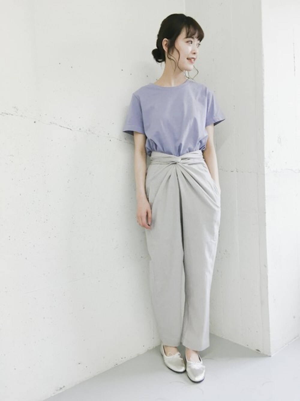 「シンプル、Tシャツ、パープル、ラベンダー、紫、cosmic wonder、コズミックワンダー、URBAN RESEARCH、かぐれ、オトナ女子」｜「かぐれのFOOD TEX Tシャツ（Tシャツ/カットソー、パープル系）」を使った、rikoさん（レディース・163cm）の春コーディネートの1枚目の写真