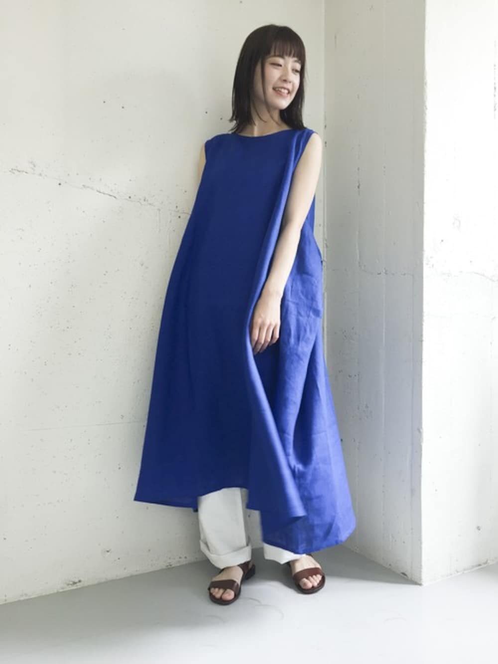 「ワンピース、ナチュラル、レイヤードスタイル、リネン、きれいめカジュアル、Honnete、ボートネック、URBAN RESEARCH、フレアワンピース、かぐれ」｜「HonneteのHonnete　Boat Neck Op with Belt（ワンピース、ブルー系）」を使った、rikoさん（レディース・163cm）の春コーディネートの1枚目の写真
