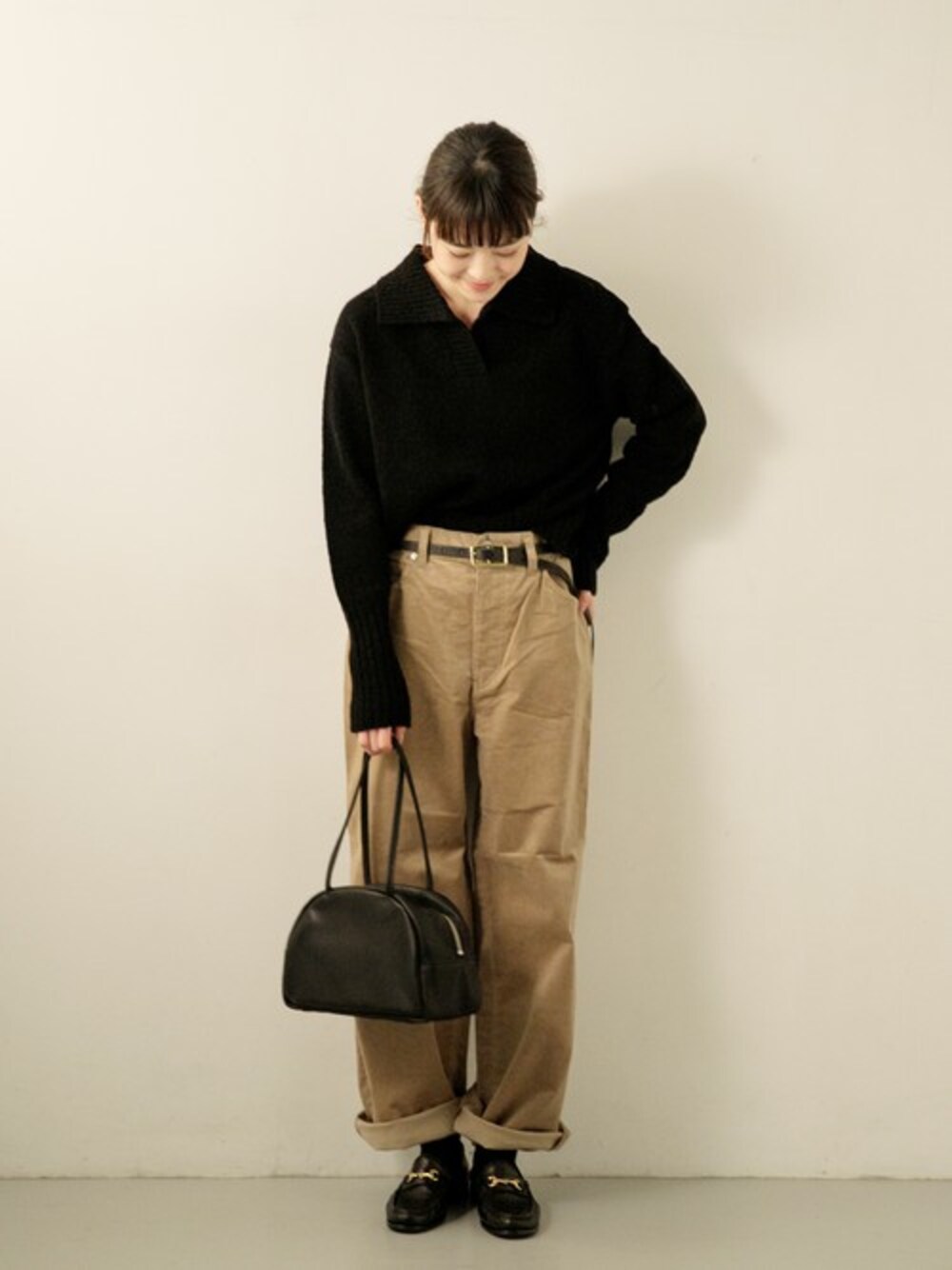 「シンプル、ベーシック、ブラック、黒、アーバンリサーチ、メンズライク、ブークレー、パンツスタイル、URBAN RESEARCH、かぐれ」｜「かぐれのsigalm　ブークレーマリンニット（ニット/セーター、ブラック系）」を使った、rikoさん（レディース・163cm）の冬コーディネートの1枚目の写真