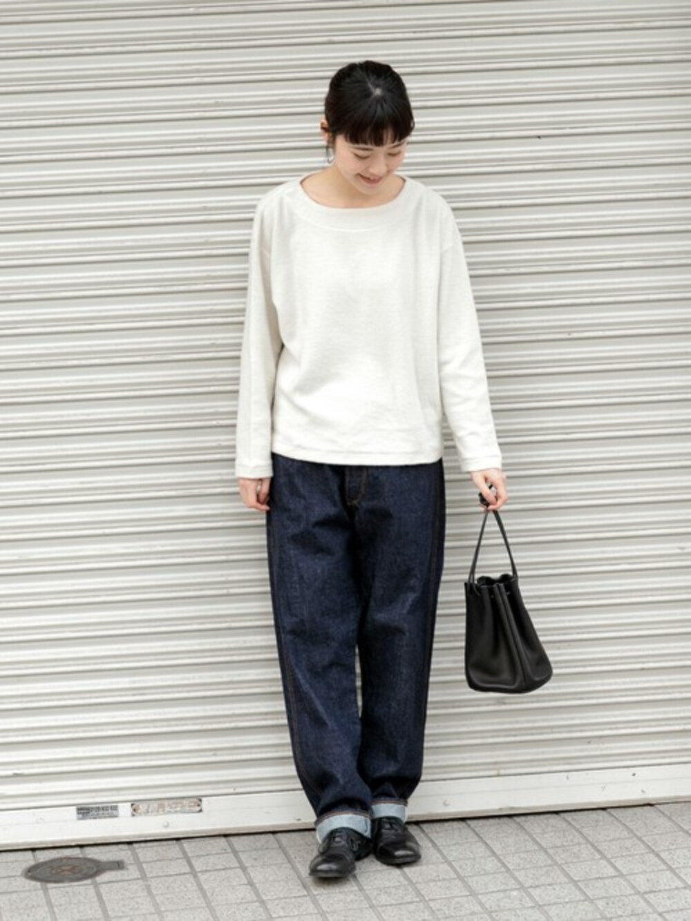 ホワイト系のTシャツ/カットソー、ブルー系のデニムパンツ、ブラック系のその他シューズを着用したレディースの冬コーディネートの1枚目の写真