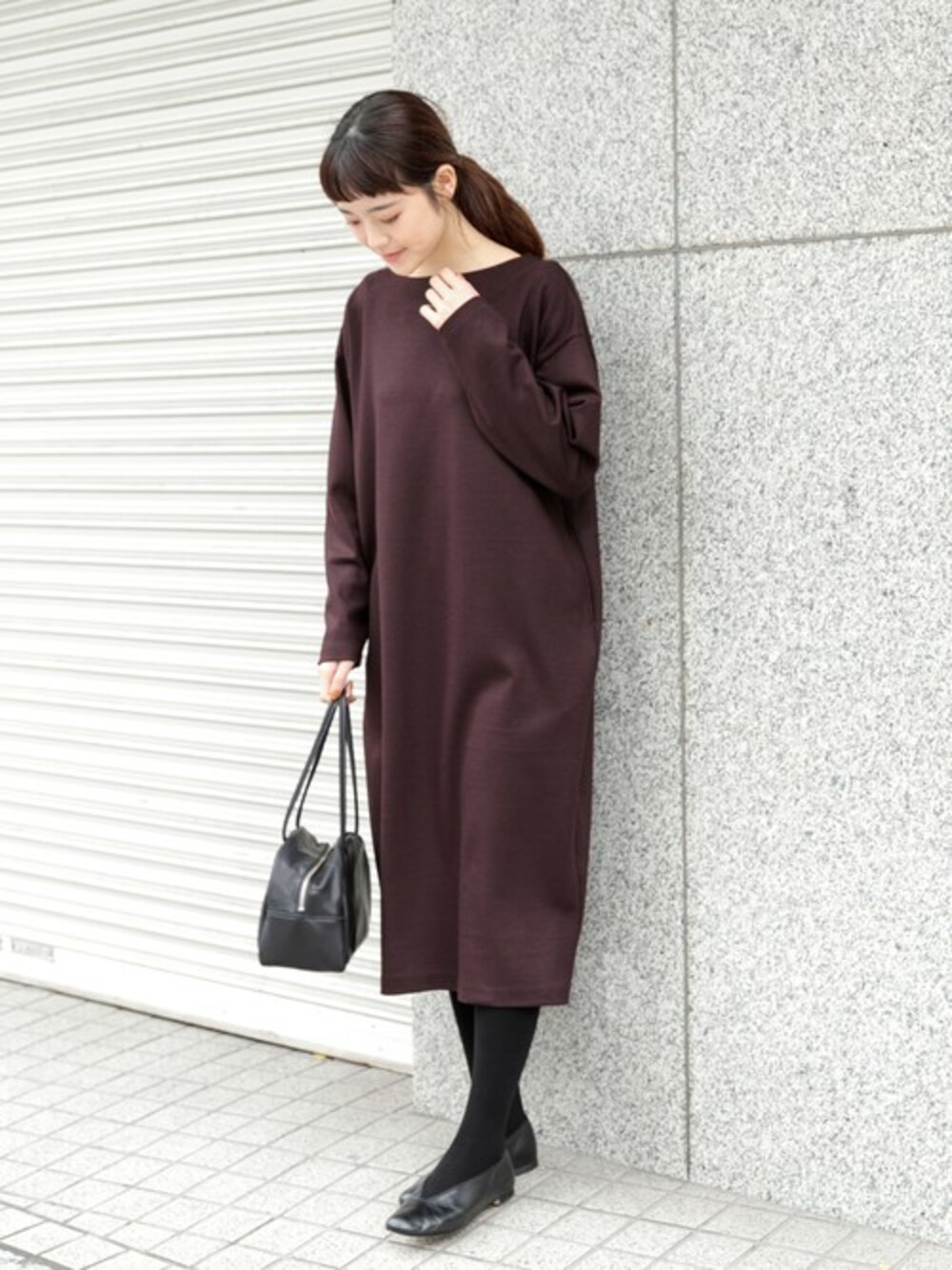 「ワンピース、パンプス、シンプル、ワントーンコーデ、アーバンリサーチ、きれいめコーディネート、ブラウン、キレイめ、URBAN RESEARCH、かぐれ」｜「かぐれのバックタックウールカットワンピース（ワンピース、ブラウン系）」を使った、rikoさん（レディース・163cm）の冬コーディネートの1枚目の写真