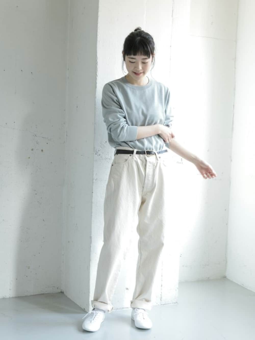「デニム、ブルー、アーバンリサーチ、水色、白パンツ、春コーデ、カジュアルコーデ、URBAN RESEARCH、かぐれ、コットンシルク」｜「かぐれのコットンシルククルーネックニット（ニット/セーター、グリーン系）」を使った、rikoさん（レディース・163cm）の冬コーディネートの1枚目の写真