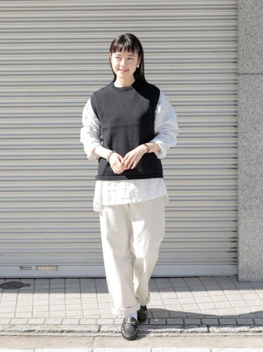「デニム、シンプル、アーバンリサーチ、ベスト、春コーデ、カジュアルコーデ、URBAN RESEARCH、黒ベスト、かぐれ」｜「THIBAULT VAN DER STRAETEのTHIBAULT VAN DER STRAETE　CREW NECK VEST（ベスト、ブラック系）」を使った、rikoさん（レディース・163cm）の冬コーディネートの1枚目の写真