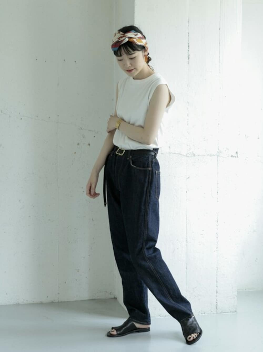 「デニム、カジュアル、ヘアバンド、アーバンリサーチ、スカーフ、ノースリーブ、カジュアルコーデ、URBAN RESEARCH、かぐれ」｜「かぐれのロータスコットンノースリーブ（Tシャツ/カットソー、ホワイト系）」を使った、rikoさん（レディース・163cm）の夏コーディネートの1枚目の写真