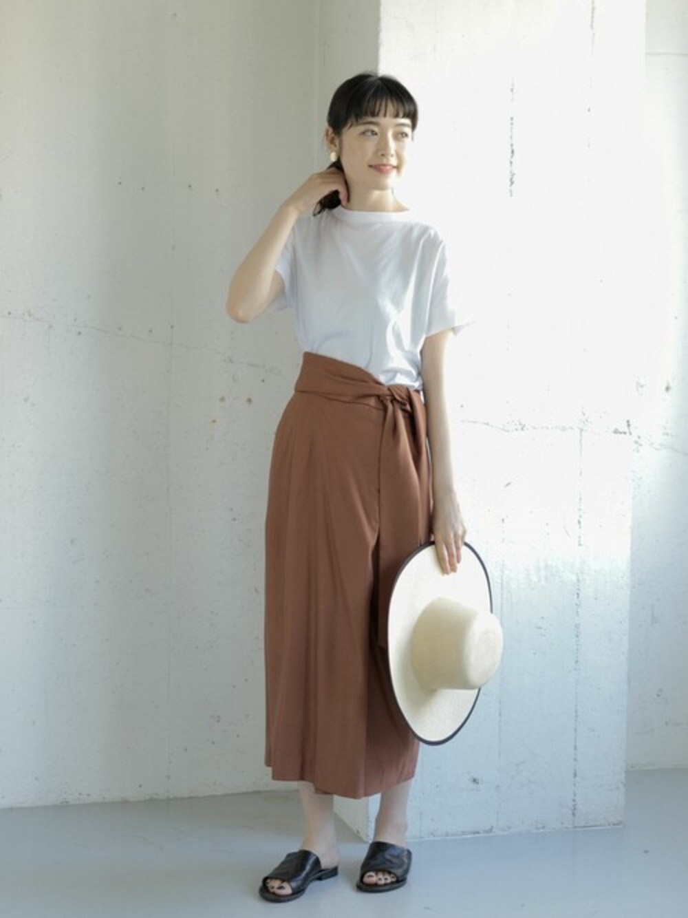 「Tシャツ、アーバンリサーチ、大人カジュアル、きれいめカジュアル、ラップスカート、夏コーデ、URBAN RESEARCH、白Tシャツ、かぐれ」｜「handvaerkのhandvaerk　bottle neck short-sleeve t-shirts（Tシャツ/カットソー、ホワイト系）」を使った、rikoさん（レディース・163cm）の夏コーディネートの1枚目の写真